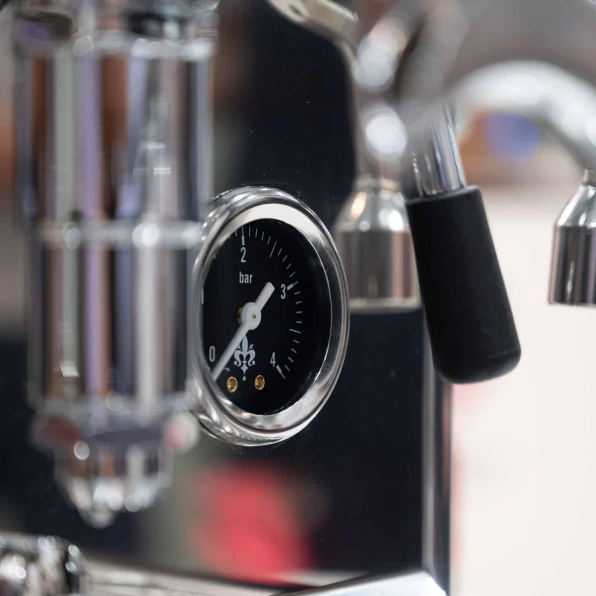Eureka Pura, close-up of the boiler pressure gauge