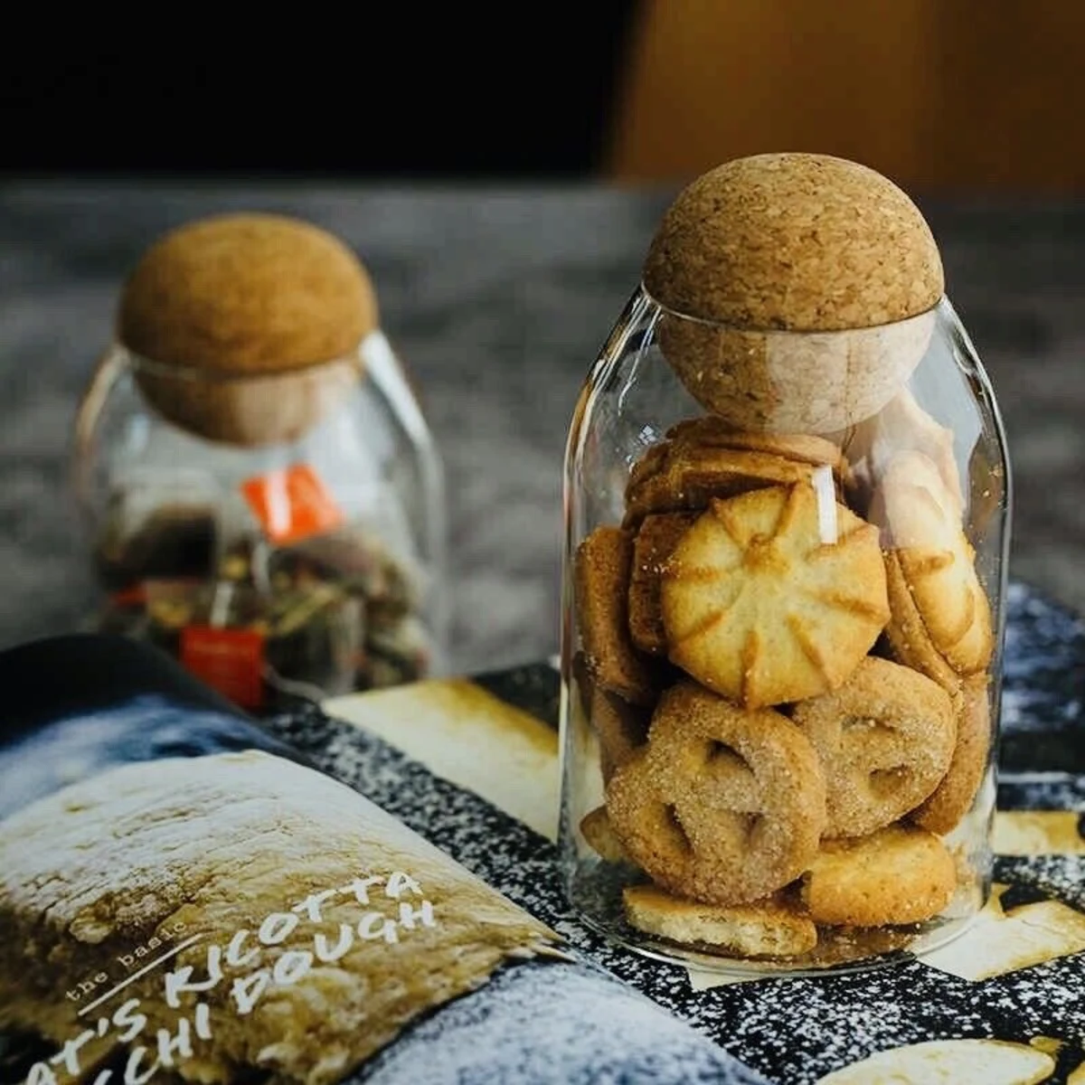 Glass Storage Jars with Cork Ball Lid, 730 ml jar with biscuits
