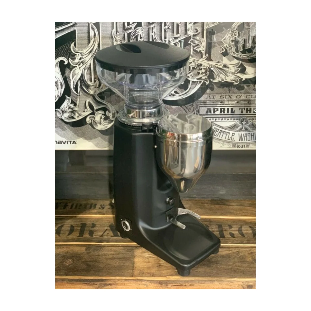 Quamar M80 Push coffee grinder, black, three-quarter view