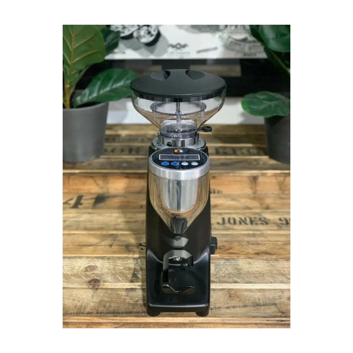 Quamar Q50 Electronic coffee grinder, black, front view with display